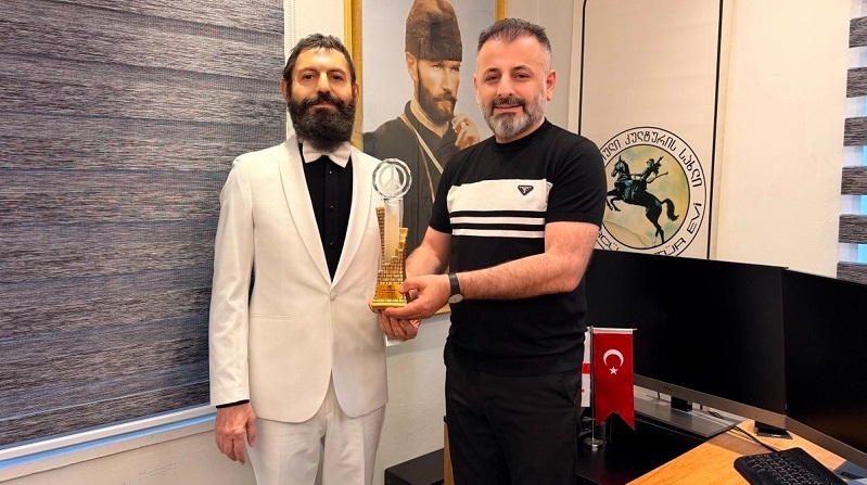 Akif Manaf “Sanat ve Barış Ödülü” ile Onurlandırıldı