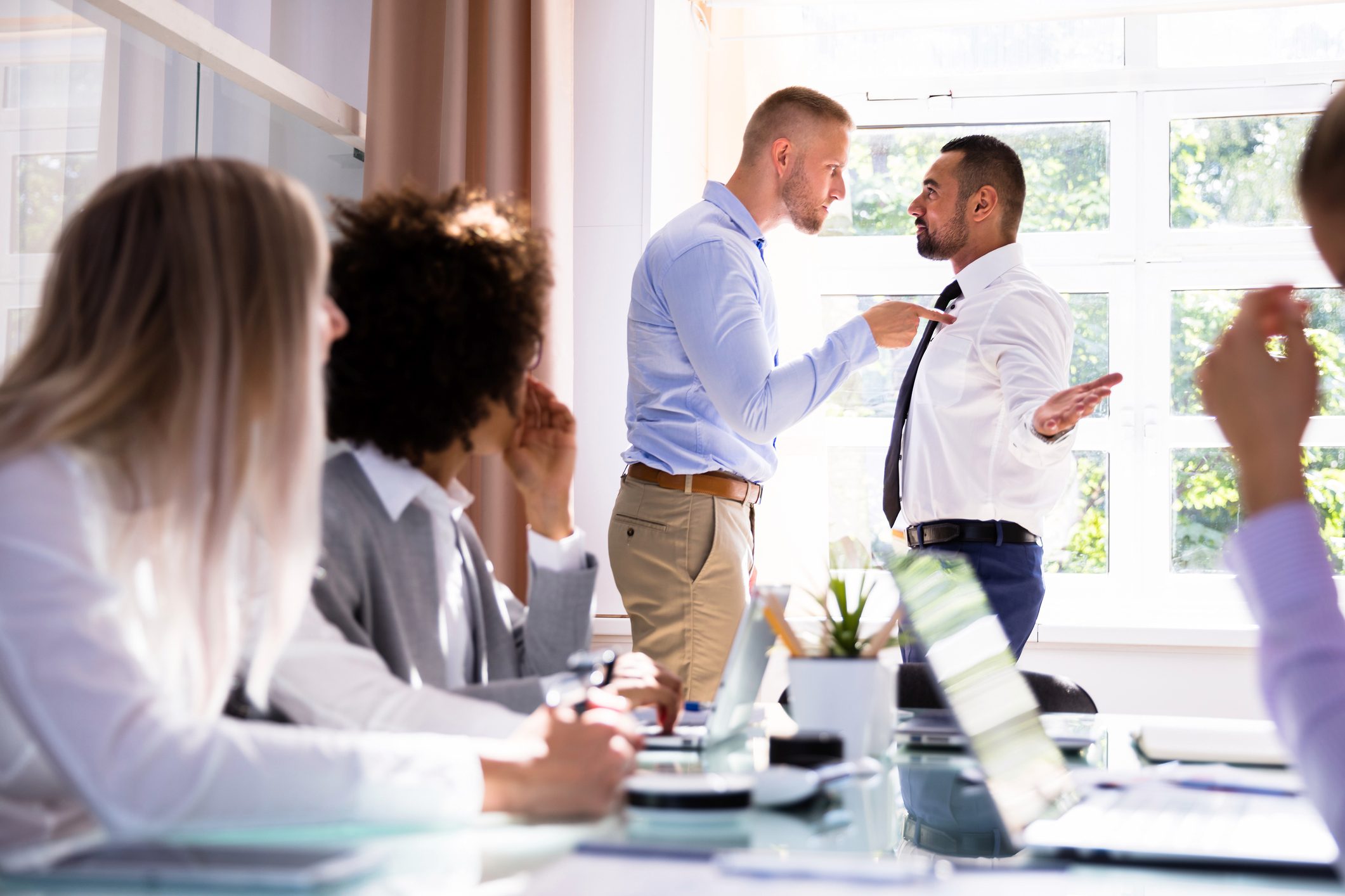 Yargıtay: İşyerinde Vurma Fiili Haklı Feshi Gerektirir