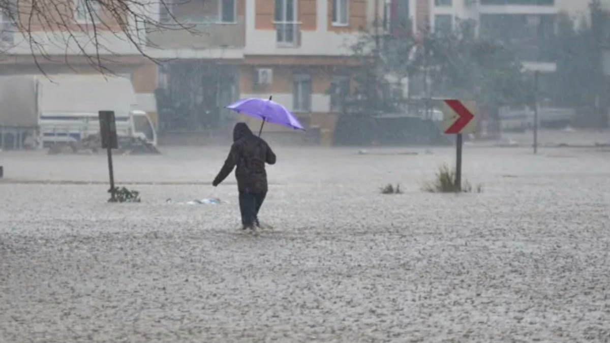 Antalya’da kuvvetli yağış ve hortum uyarısı