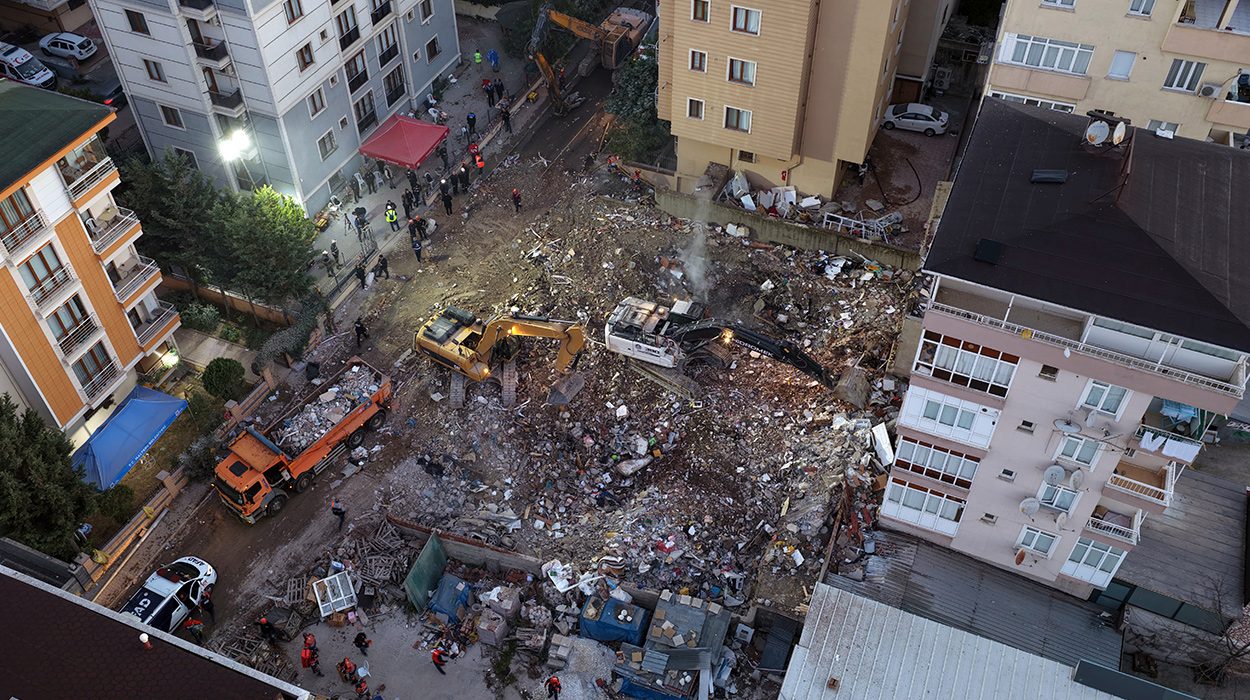 7 Katlı Binanın Çökmesi ve Kurtarma Çalışmaları