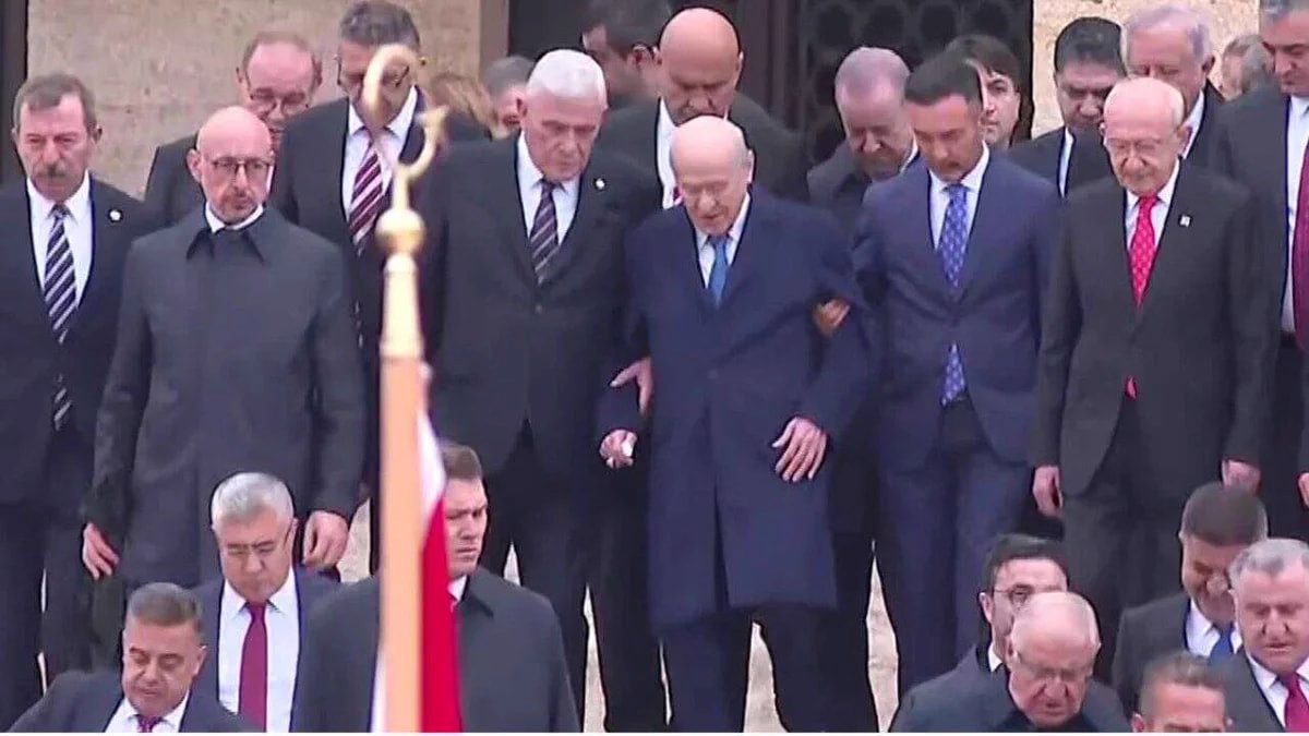Dervişoğlu ve Bahçeli Anıtkabir’de kol kola yürüdü
