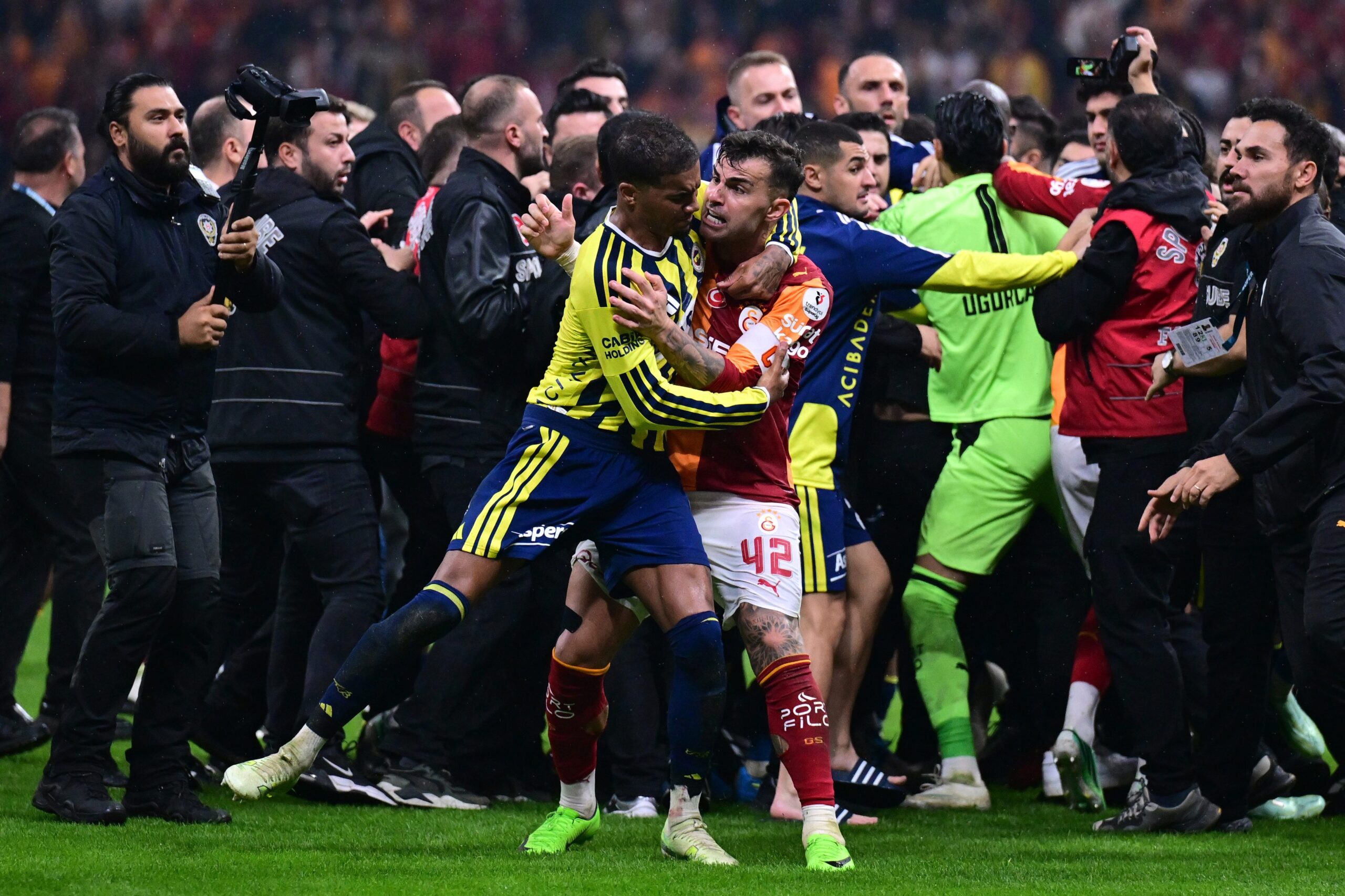 Galatasaray Fenerbahçe Derbisinde Kavga Çıktı