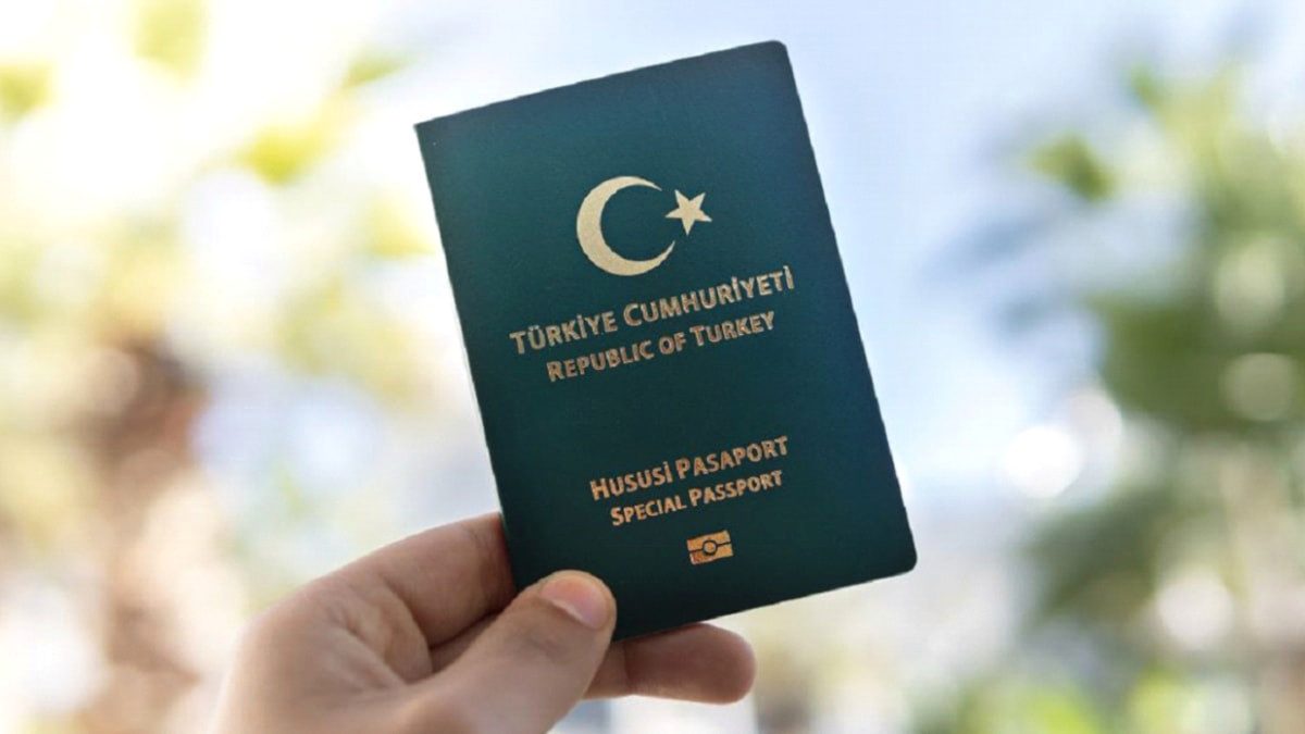 Gazetecilere 15 yıl kıdemle yeşil pasaport hakkı getiriliyor