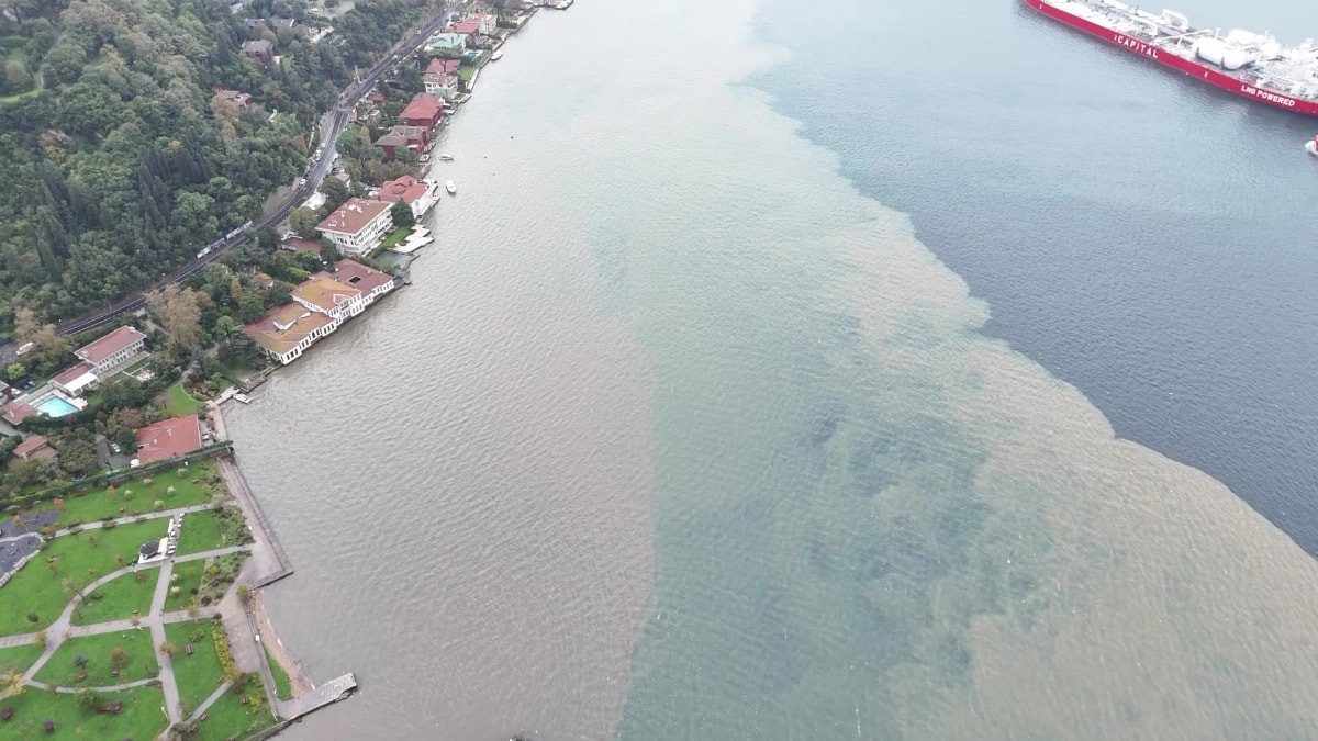İstanbul’da sağanak yağış denizi kahverengine döndürdü