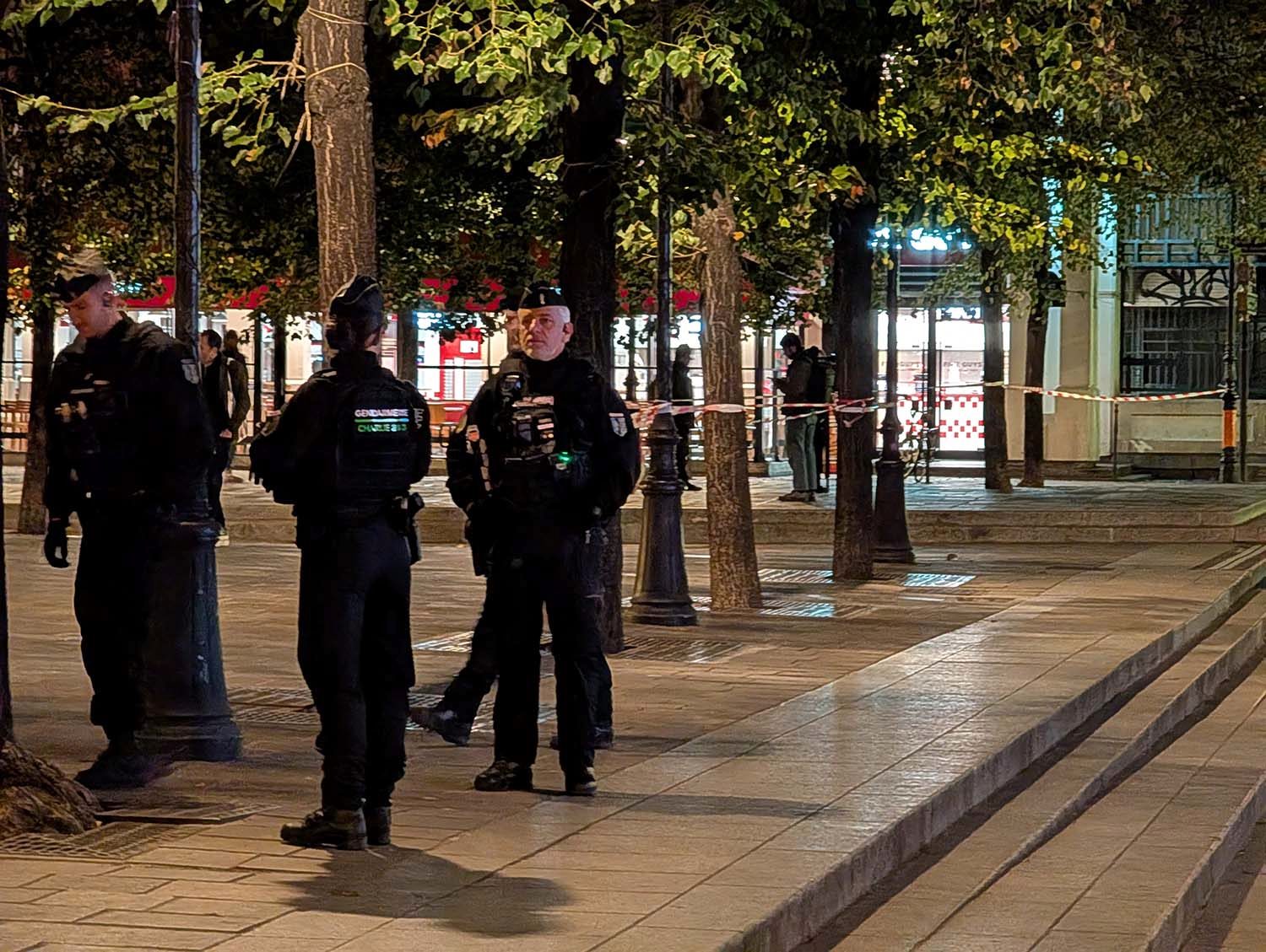Paris ve diğer kentlerde kısmi sokağa çıkma yasağı